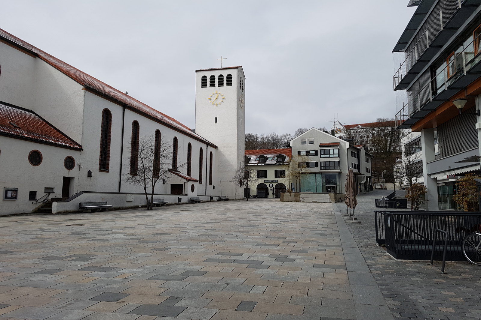 Petra Bauer - Kirchplatz um die Mittagszeit